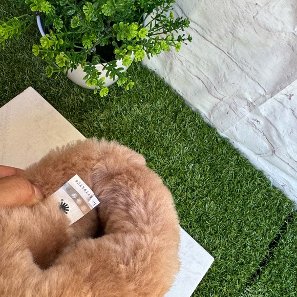 UGG Classic Short Shine Boots Beachwood Twinface Sheepskin
Water-resistant Sz 5 - Picture 13 of 14